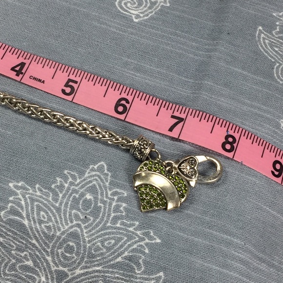 Silver tone bracelet with green heart - Picture 6 of 7